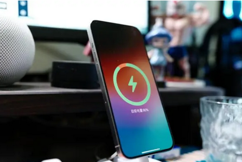 石城苹果15换屏服务分享用什么充电器给iPhone15充电更好 